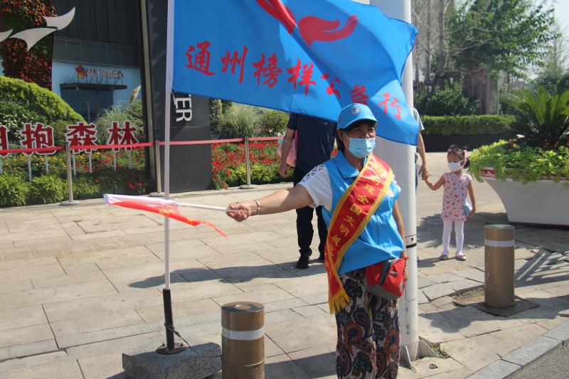 <strong>大鸡巴操小骚逼出水免费观看</strong>